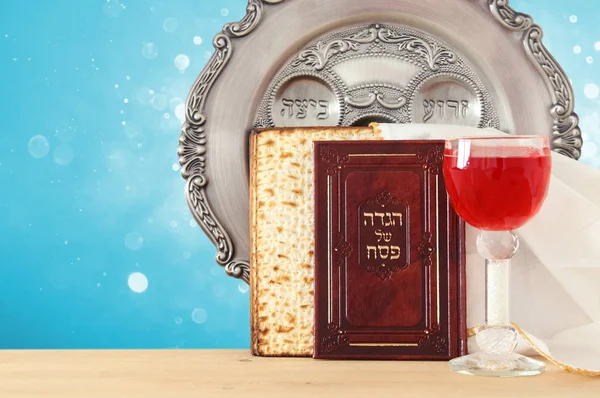 Concepto de celebración de Pesah (fiesta judía de Pascua). Libro tradicional con texto en hebreo: Hagadá de Pascua (Historia de la Pascua)). — Foto de Stock