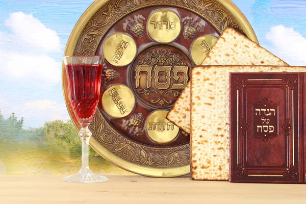 Conceito de celebração de Pesah (feriado judaico da Páscoa). Livro tradicional com texto em hebraico: Páscoa Haggadah (Passover Tale). — Fotografia de Stock