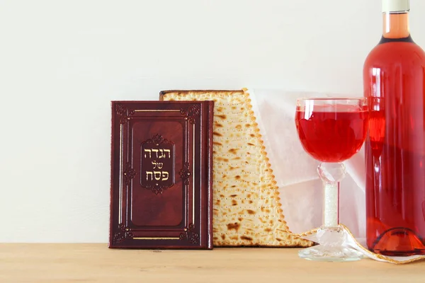 Pesah viering concept (joodse Pascha vakantie). Traditioneel boek met tekst in het Hebreeuws: Pascha Haggadah (Pascha Verhaal). — Stockfoto
