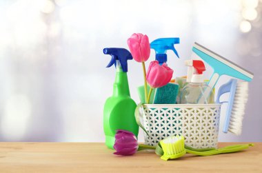 Bahar kavramı ahşap masa olarak erzakla temizliği.