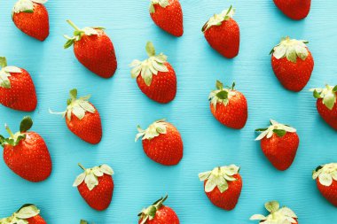 Üstten Görünüm arka plan mavi ahşap masa üzerinde taze çilek.