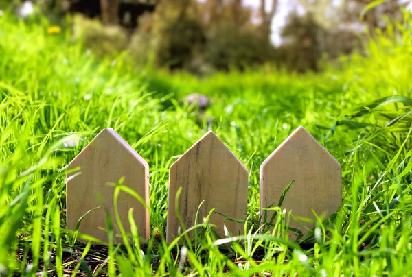 Imagem da casa vintage na grama, jardim, floresta ou parque à luz do sol . — Fotografia de Stock