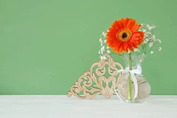 夏天花束在花瓶在木桌上. — 图库照片