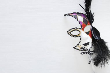Beyaz arka plan üzerinde dramatik maskeli balo palyaço üstten görünüm görüntüsü. Düz yatıyordu.