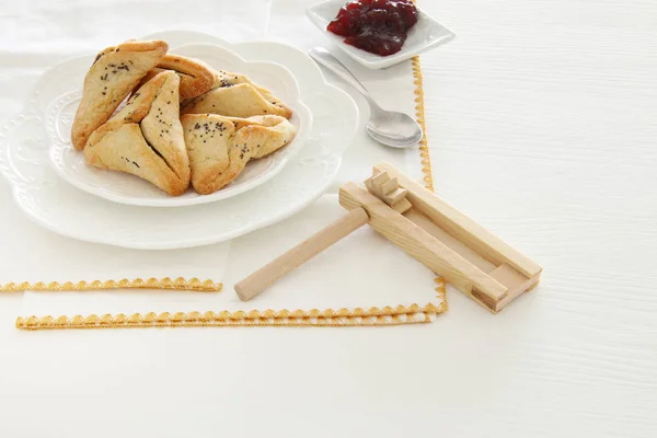 Purim viering concept (Joods carnaval vakantie). Traditionele hamantaschen cookies over witte tafel. — Stockfoto