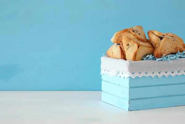 Purim oslava koncepce (židovský karneval dovolená). Soubory cookie tradiční hamantaschen bílý stůl. — Stock fotografie