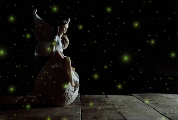 神奇的小仙女坐在石头上的形象. — 图库照片