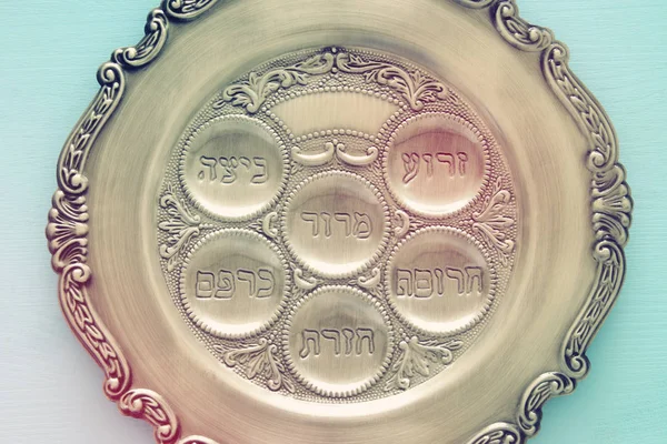Koncepcja celebracja Pesah (żydowskiego święta Paschy). Tradycyjne pesah płyta tekst w języku hebrajskim: Pascha, chrzan, seler, jajko, kości, maror, charoset. — Zdjęcie stockowe