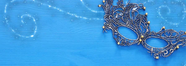 Верхний вид изображения карнавала маскарад черный кружевной маски на деревянный синий фон. Плоский лежал . — стоковое фото