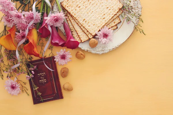 Concetto di celebrazione di Pesah (festa ebraica di Pasqua). Libro tradizionale con testo in ebraico: Pesach Haggadah (Passover Tale). — Foto Stock