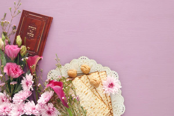 Concepto de celebración de Pesah (fiesta judía de Pascua). Libro tradicional con texto en hebreo: Hagadá de Pascua (Historia de la Pascua)). — Foto de Stock