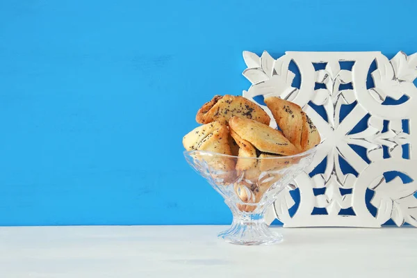 Purim-Feier-Konzept (jüdischer Faschingsfeiertag). Traditionelle Hamam-Plätzchen. — Stockfoto