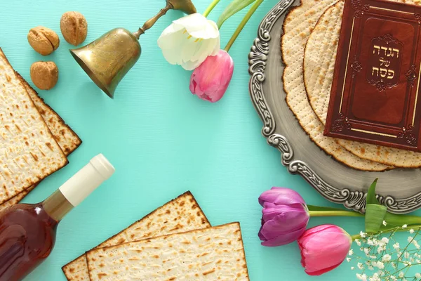 Concepto de celebración de Pesah (fiesta judía de Pascua). Libro tradicional con texto en hebreo: Hagadá de Pascua (Historia de la Pascua)). — Foto de Stock