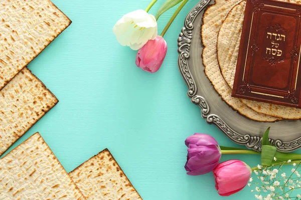 Concetto di celebrazione di Pesah (festa ebraica di Pasqua). Libro tradizionale con testo in ebraico: Pesach Haggadah (Passover Tale). — Foto Stock