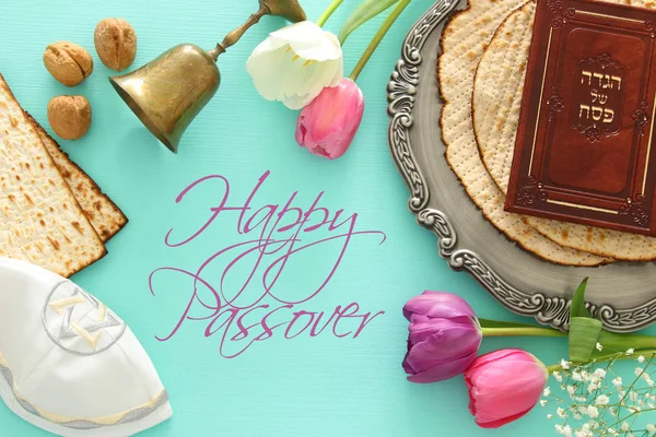 Pesah celebration concept (jewish Passover holiday). Traditional book with text in hebrew: Passover Haggadah (Passover Tale). — Stock Photo, Image