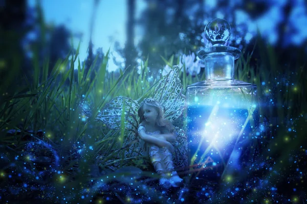 Wizerunek magiczne bajki little siedzi w nocy w lesie. — Zdjęcie stockowe