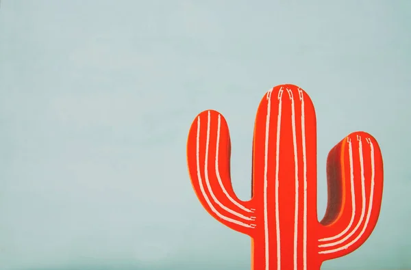 Afbeelding van Oranje cactus decoratie infront van houten blauwe achtergrond. — Stockfoto