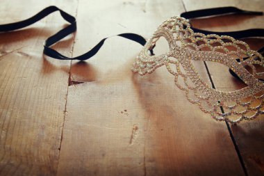 Güzel elmas maskeli balo Venedik Maske üzerinde ahşap antika arka plan görüntü