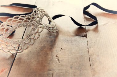 Güzel elmas maskeli balo Venedik Maske üzerinde ahşap antika arka plan görüntü