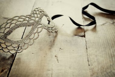 Güzel elmas maskeli balo Venedik Maske üzerinde ahşap antika arka plan görüntü.