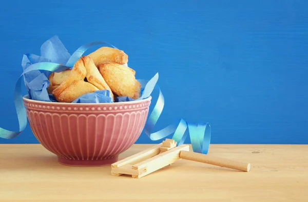 プリム祭のお祝い概念 (ユダヤ人のカーニバルの休日)。伝統的な hamantaschen クッキー. — ストック写真