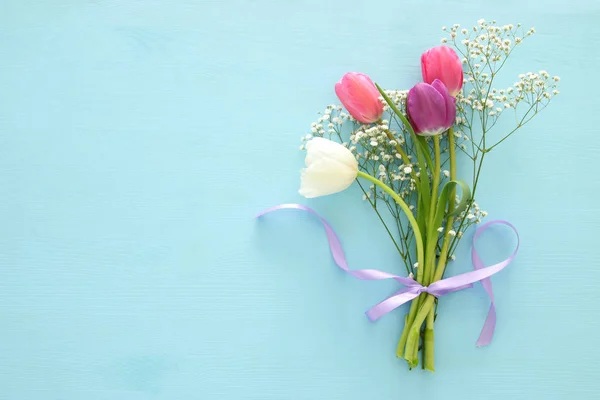 Bouquet di tulipani rosa e bianchi su sfondo di legno pastello. Vista dall'alto . — Foto Stock