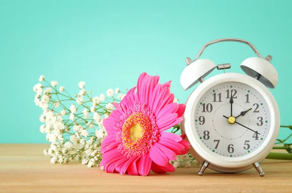 Imagen del cambio de hora de primavera. Concepto de verano. Reloj despertador Vintage sobre mesa de madera . —  Fotos de Stock