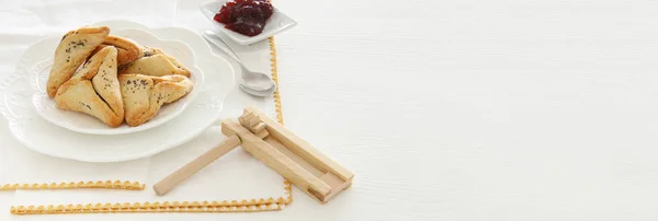 Purim-Feier-Konzept (jüdischer Faschingsfeiertag). Traditionelle Plätzchen über weißem Tisch. — Stockfoto