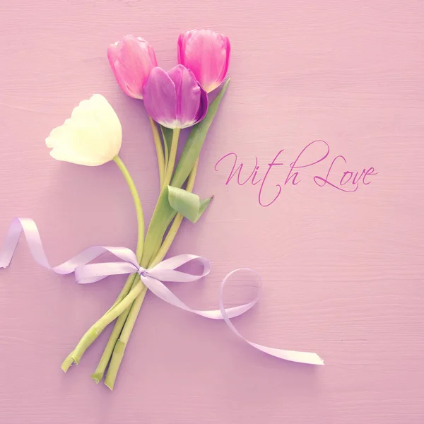 Bouquet de tulipes roses et blanches sur fond bois pastel. Vue de dessus. Concept de journée internationale des femmes . — Photo