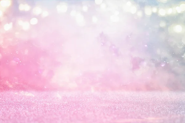 キラキラ ビンテージ ライト背景。ピンクと紫。逆に焦点を当ててください。. — ストック写真