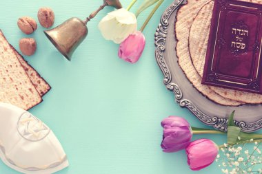 Pesah kutlama konsepti (Musevi Hamursuz Bayramı). İbranice yazılmış geleneksel kitap: Hamursuz Bayramı Haggadah (Fısıh Masalı)).