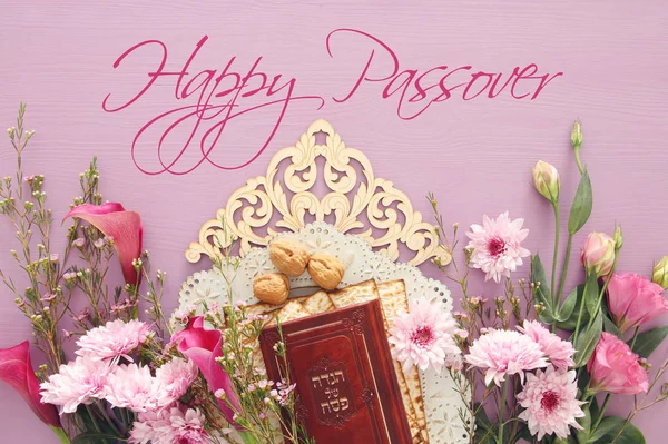 佩萨庆祝概念（耶酥逾越节） 。具有希伯来语文本的传统书籍：Passover Haggadah（逾越节故事）). — 图库照片