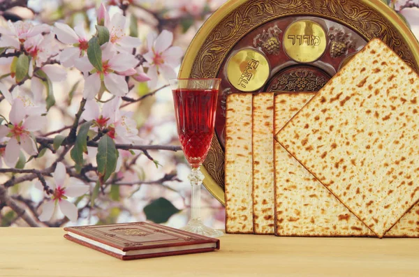 Concetto di celebrazione di Pesah (festa ebraica di Pasqua). Libro tradizionale con testo in ebraico: Pesach Haggadah (Passover Tale). — Foto Stock
