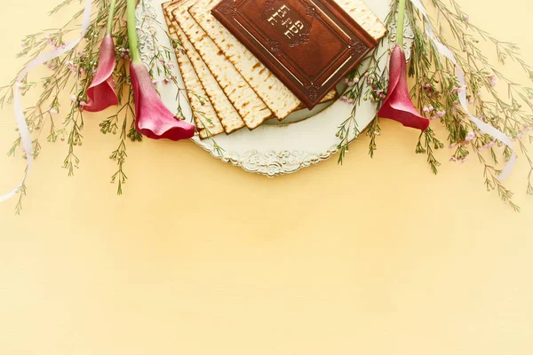 Pesah kutlama konsepti (Musevi Hamursuz Bayramı). İbranice yazılmış geleneksel kitap: Hamursuz Bayramı Haggadah (Fısıh Masalı)). — Stok fotoğraf
