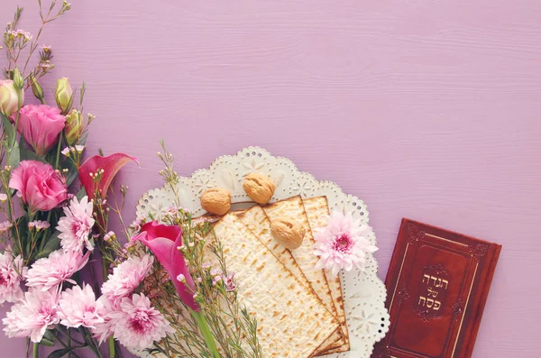 Pesah oslava koncept (židovský Pesach dovolená). Tradiční kniha s textem v hebrejštině: Pesach Haggadah (Velikonoční příběh). — Stock fotografie