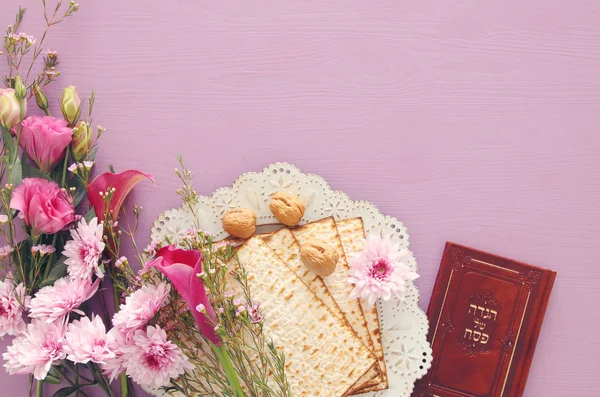 Concepto de celebración de Pesah (fiesta judía de Pascua). Libro tradicional con texto en hebreo: Hagadá de Pascua (Historia de la Pascua)). — Foto de Stock