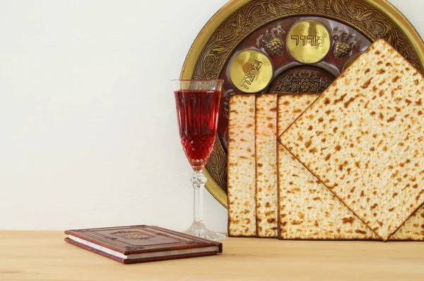 Conceito de celebração de Pesah (feriado judaico da Páscoa). Livro tradicional com texto em hebraico: Páscoa Haggadah (Passover Tale). — Fotografia de Stock