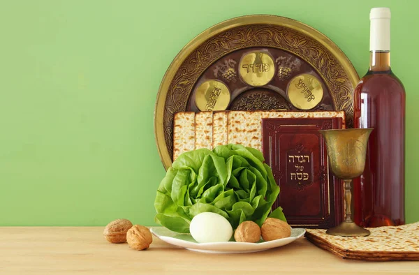 Pesah viering concept (joodse Pascha vakantie). Traditioneel boek met tekst in het Hebreeuws: Pascha Haggadah (Pascha Verhaal). — Stockfoto