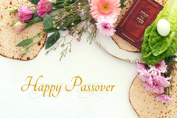 佩萨庆祝概念（耶酥逾越节） 。具有希伯来语文本的传统书籍：Passover Haggadah（逾越节故事）). — 图库照片
