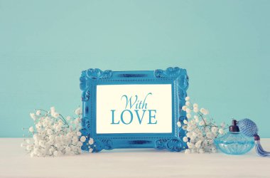 Görüntü güzel bir ahşap masa üzerinde vazoda çiçek ile Dünya Kadınlar Günü kavramının.