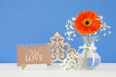 Görüntü güzel bir ahşap masa üzerinde vazoda çiçek ile Dünya Kadınlar Günü kavramının.