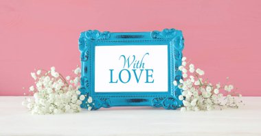 Görüntü güzel bir ahşap masa üzerinde vazoda çiçek ile Dünya Kadınlar Günü kavramının.