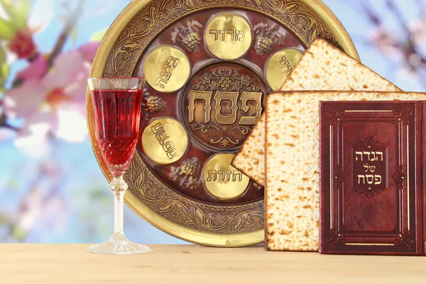 Святкування Пези (свято "Пасхи джазу"). Традиційна книга з текстом у hebrew: Passover Haggadah (Passover Tale). — стокове фото