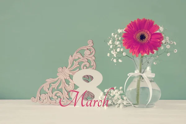 国際女性の日のコンセプト花瓶を木製のテーブルの上に美しい花のイメージ. — ストック写真