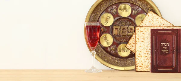 Concetto di celebrazione di Pesah (festa ebraica di Pasqua). Libro tradizionale con testo in ebraico: Pesach Haggadah (Passover Tale). — Foto Stock