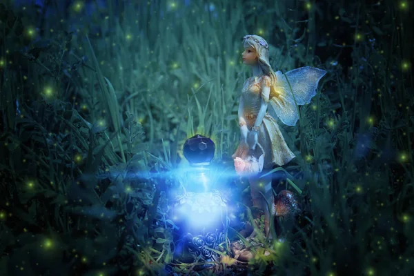夜林中的魔幻小仙女形象. — 图库照片