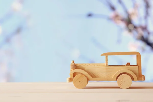 Vintage, drewniany Samochodzik na drewnianym stole. Nostalgia i prostotę koncepcji. — Zdjęcie stockowe
