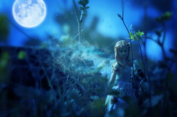 Obrazu magical Fairy trochę w nocy w lesie. — Zdjęcie stockowe