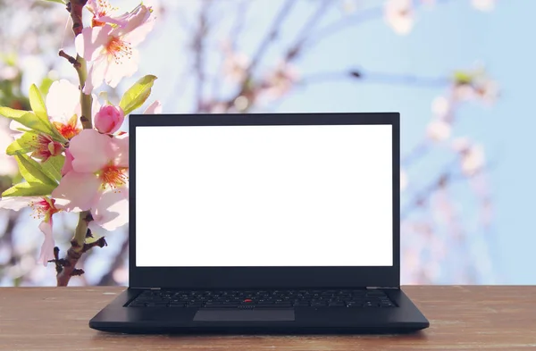 Bilden av utomhus med öppna laptop och Tom vit skärm för kopia utrymme. — Stockfoto