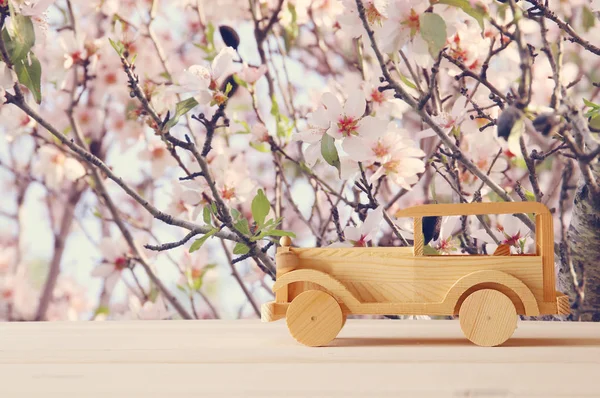 나무 테이블 위에 빈티지 나무 장난감 자동차입니다. 향수와 단순 개념. — 스톡 사진
